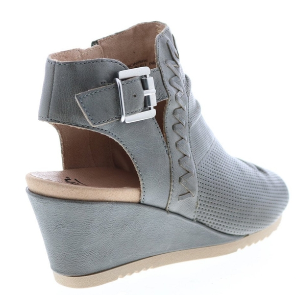 EARTH ๐๐ฃAttalea Bonaire Sandals in Light Blue (like gray) - Picture 4 of 17